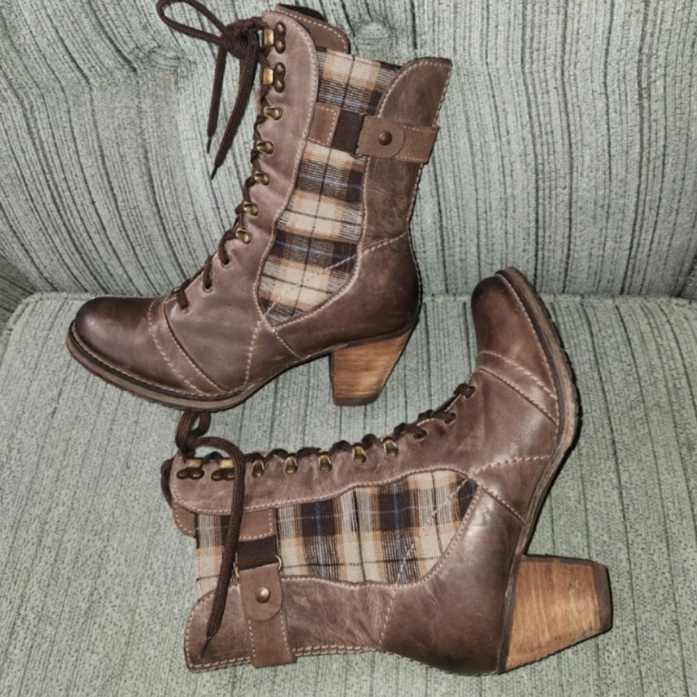 Dromedaris Kara heeled boot.